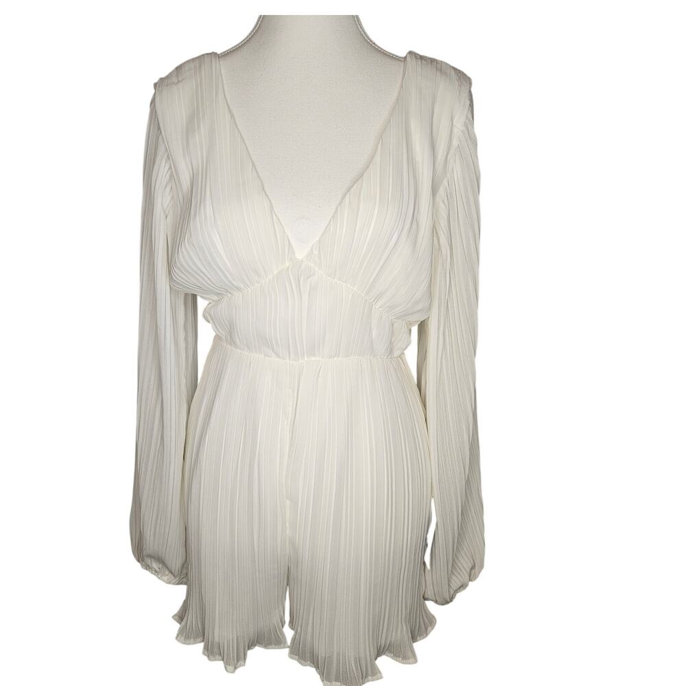 NWT White Lulu's Romper Flowy Open Back Medium Blousy Lined Feminine H1